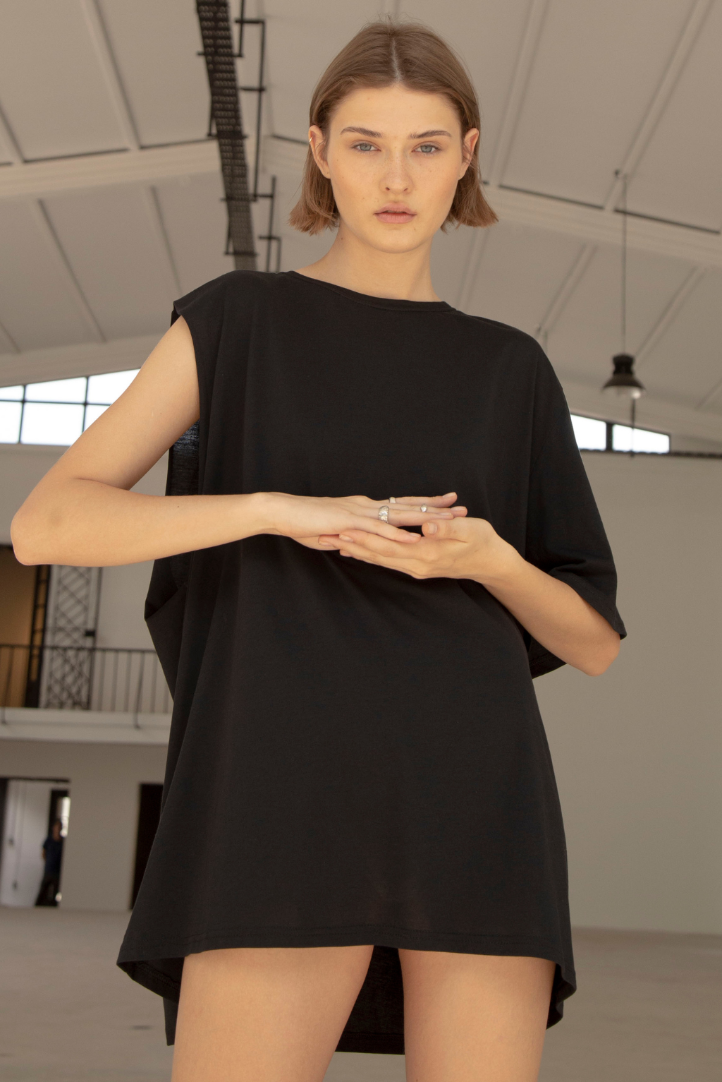 Basic One Sleeve Tee Negro