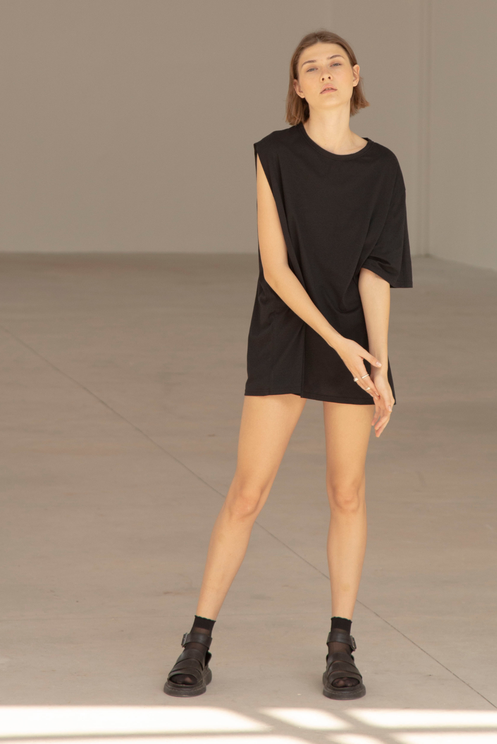 Basic One Sleeve Tee Negro